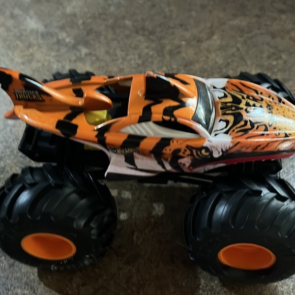 ❤️ Hot Wheels Tiger Shark Monster Truck - Picture 2 of 5